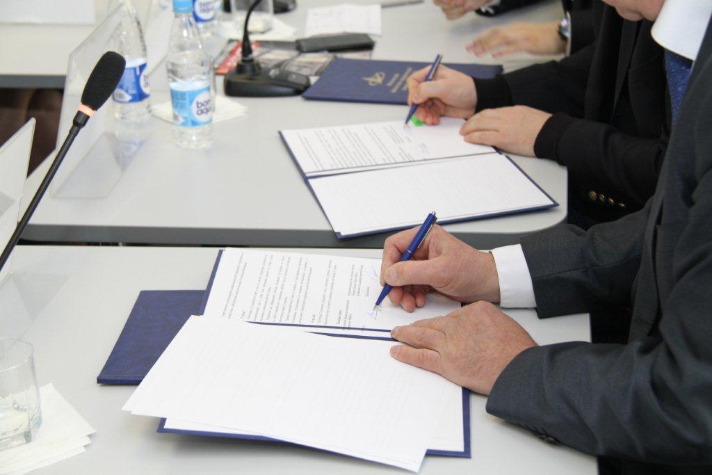 подписано соглашение о сотрудничестве между. соглашение о взаимодействии. подписание соглашения о сотрудничестве. договор о партнерстве. подписание документов.